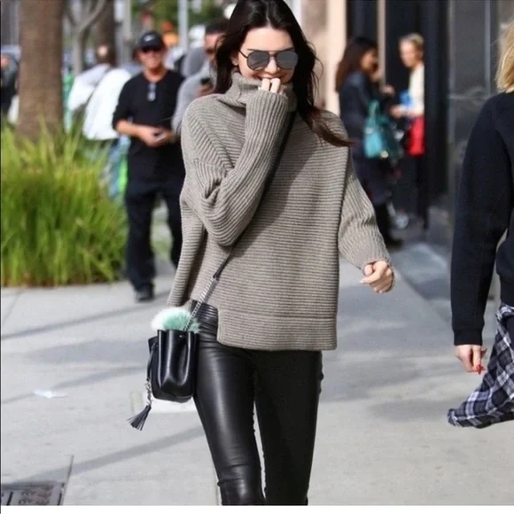 Aritzia Babaton Women’s Mika Sweater Funnel Neck Wool
Cashmere Medium - Picture 2 of 13